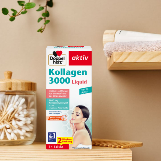 Doppelherz Kollagen 3000 Liquid steht im Bad auf einem Regal