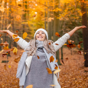 Strahlende Frau im herbstlichen Wald 
