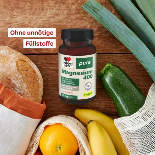 Doppelherz pure Magnesium 400 neben Obst, Gemüse und Brot, Bildunterschrift "Ohne unnötige Füllstoffe"