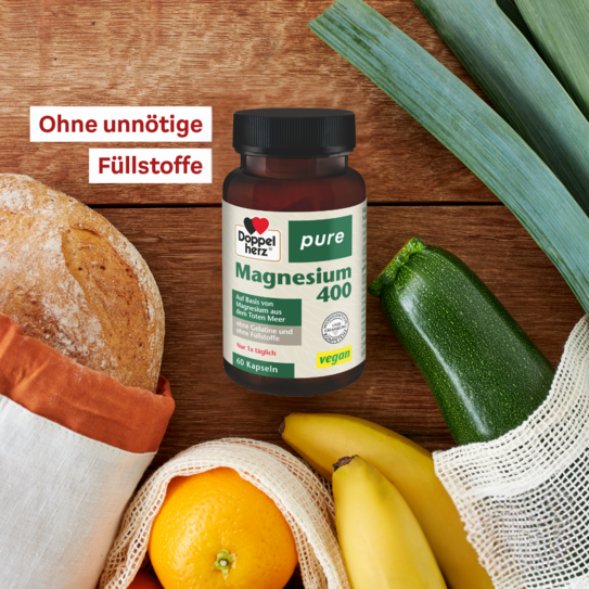 Doppelherz pure Magnesium 400 neben Obst, Gemüse und Brot, Bildunterschrift "Ohne unnötige Füllstoffe"