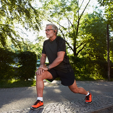 Mann dehnt sich nach dem Sport