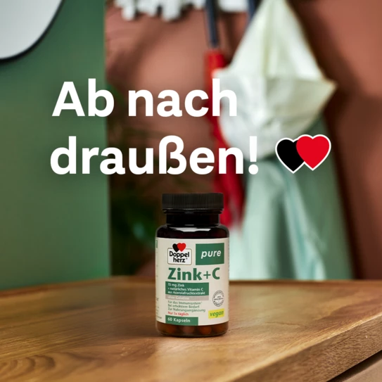 Doppelherz pure Zink + C auf Flurkommode, Bildüberschrift "Ab nach draußen!"