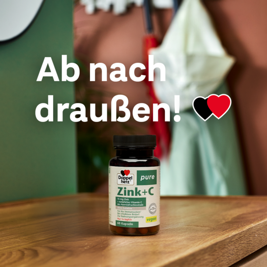 Doppelherz pure Zink + C auf Flurkommode, Bildüberschrift "Ab nach draußen!"