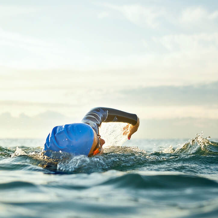 Entschlossene Schwimmerin im Meer | Doppelherz