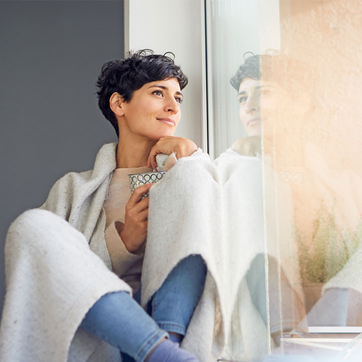 Frau am Fenster