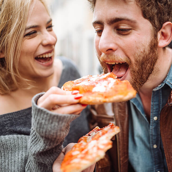 Lachendes Paar mit Pizza | Doppelherz