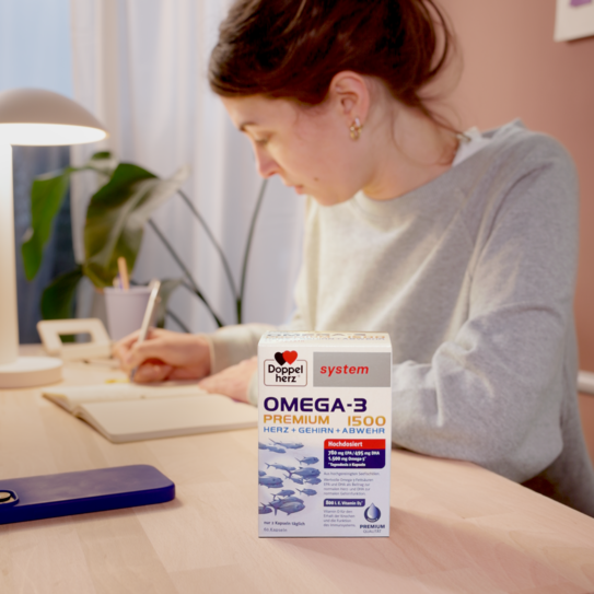 Doppelherz system omega-3-premium Produkt auf Schreibtisch
