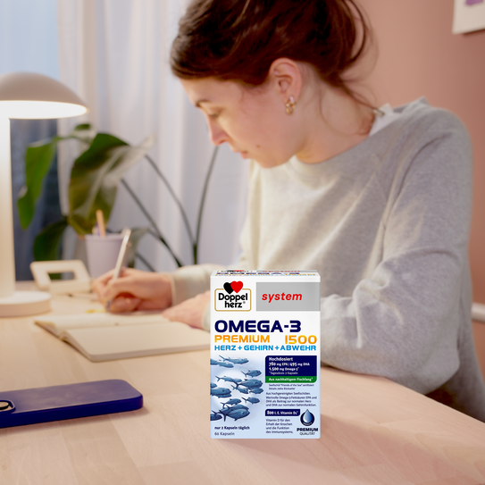 Doppelherz system Omega-3-Premium Produkt auf Schreibtisch