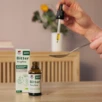 Doppelherz pure Bitter Tropfen werden mit der Pipette auf einen Löffel geträufelt