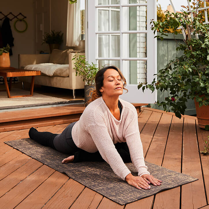 Frau beim Yoga im Garten | Doppelherz
