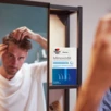 Doppelherz Pharma Minoxidil für Männer Schaum Produkt in Badezimmerschrank 