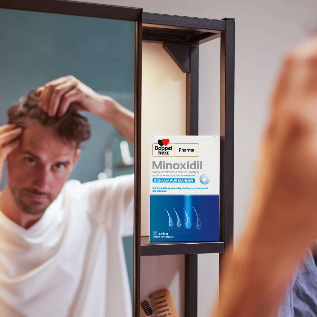 Doppelherz Pharma Minoxidil für Männer Schaum Produkt in Badezimmerschrank 