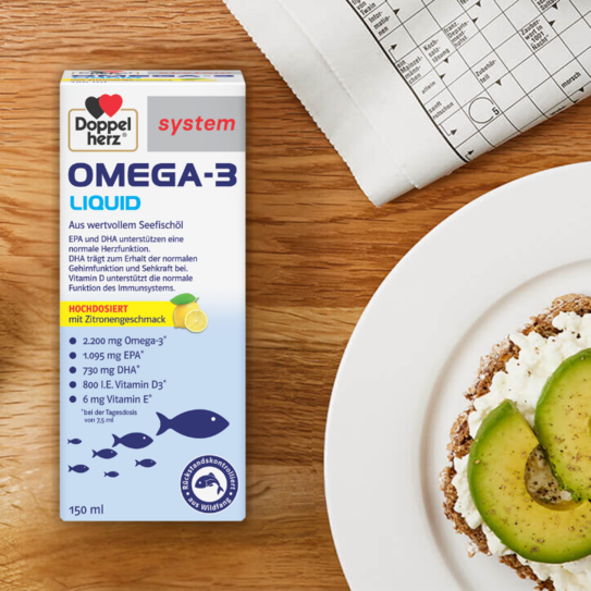 Doppelherz system omega-3-liquid Produkt auf einem Frühstückstisch