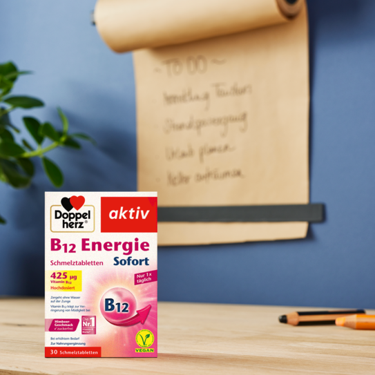 Produkt auf einem Schreibtisch vor einer To-Do-Liste an der Wand