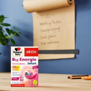 Produkt auf einem Schreibtisch vor einer To-Do-Liste an der Wand