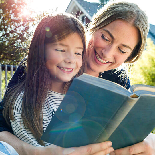 Mutter und Tochter lesen ein Buch