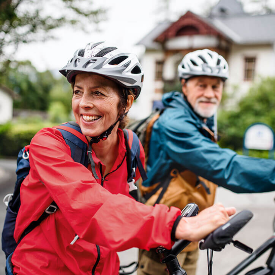Älteres Ehepaar auf Fahrradtour