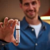 Mann hält Doppelherz system Orthopro Immun Duo in die Kamera