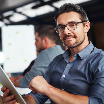 Mann mit Tablet in der Hand | Doppelherz