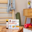 Doppelherz system Kollagen 11.000 Curcuma + Ingwer auf Couchtisch, Yogamatten im Hintergrund
