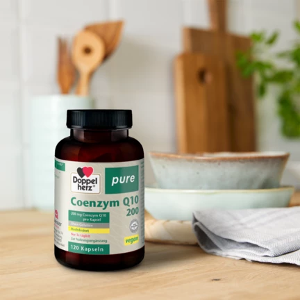 Produkt steht im Küchensetting neben ein paar Müslischalen
