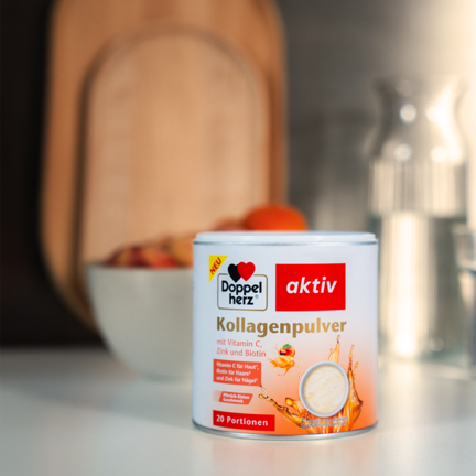 Das Produkt Doppelherz Kollagenpulver Pfirsich-Eistee steht auf dem Tisch.