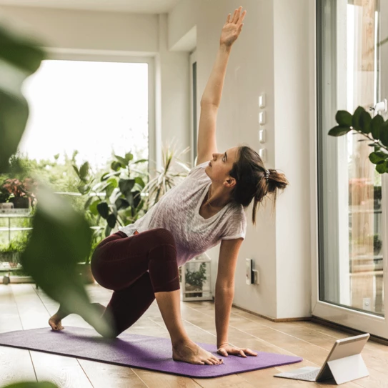 Frau macht Yoga auf Matte