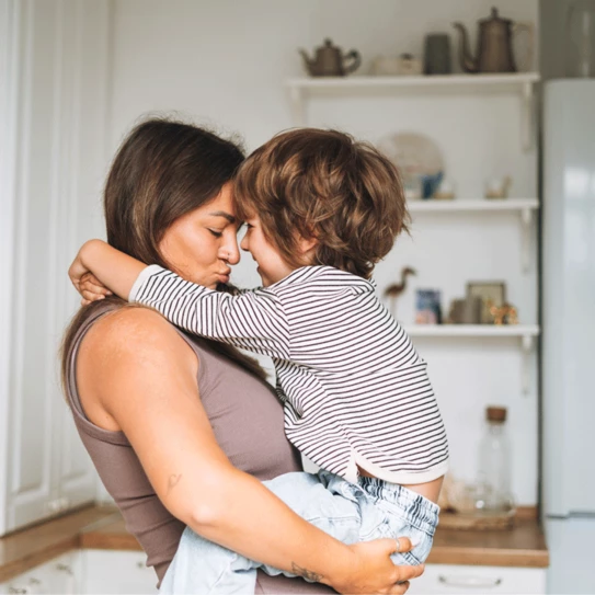 Kleiner Sohn bei seiner Mutter auf dem Arm