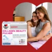 Abbildung des Produktes Doppelherz system Kollagen Beauty Pulver, im Hintergrund sind zwei Frauen zu sehen, die sich umarmen.