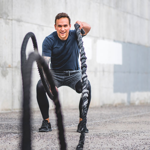 Energischer junger Mann beim Sport 