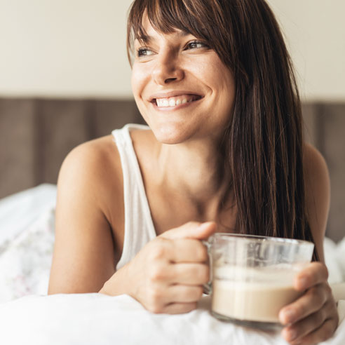 Frau mit Kaffee im Bett | Doppelherz