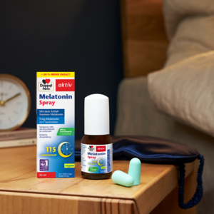 Doppelherz aktiv Melatonin Spray Produkt auf Nachttisch 