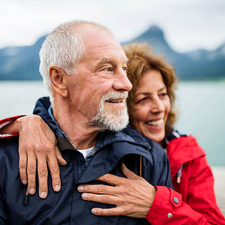 Senioriges glückliches Paar am See | Doppelherz