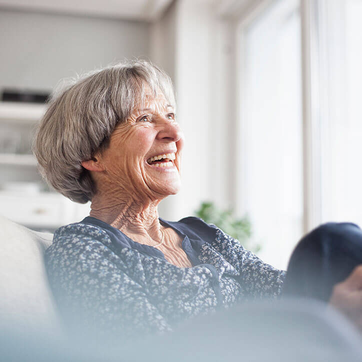 Seniorin Sofa Lachen