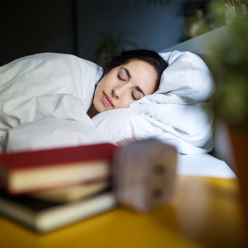 Frau schlafend im Bett