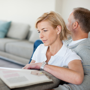 Frau liest Buch auf dem Sofa