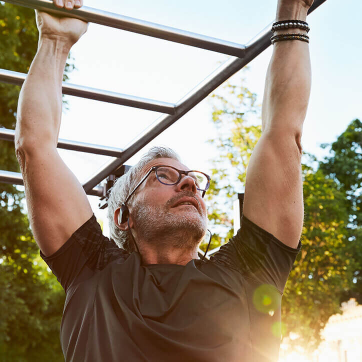 Älterer Mann beim Workout draußen | Doppelherz