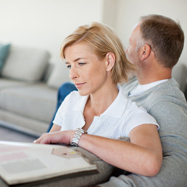 Älteres Paar lesend auf der Couch | Doppelherz